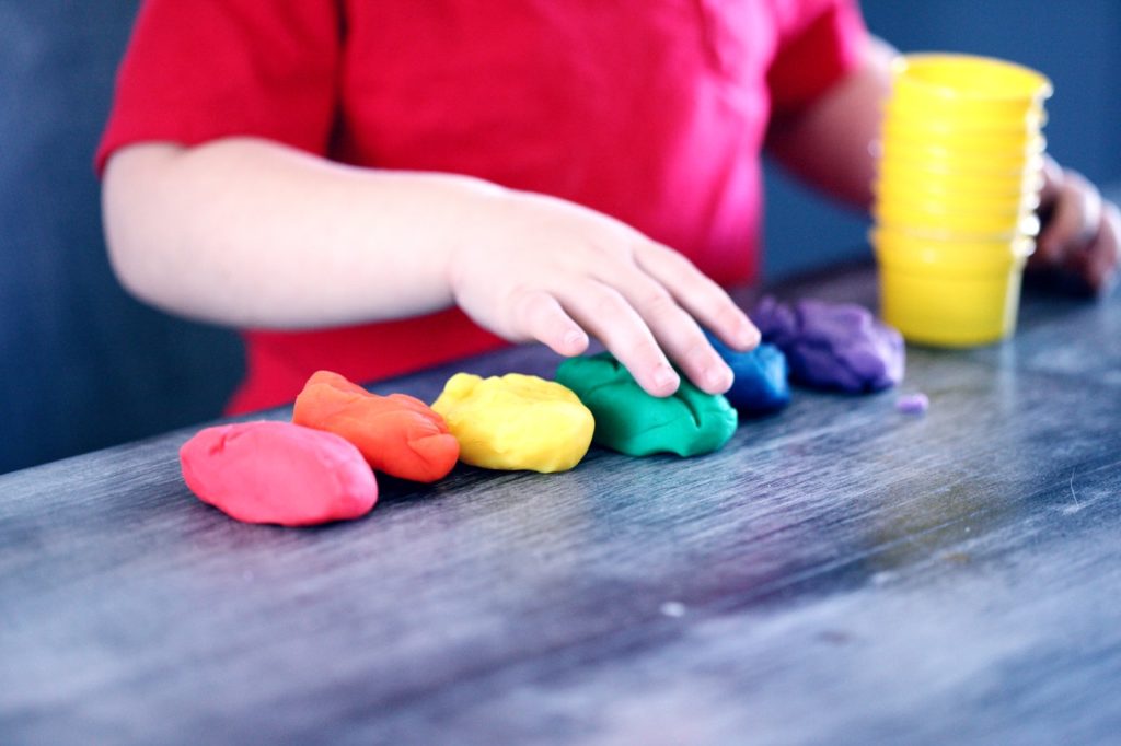 There are many games that teach colors to preschoolers.